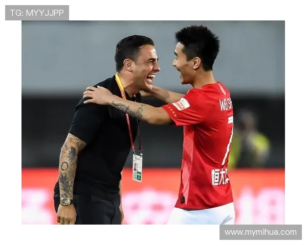 澳波下课心态平和微笑合影球迷展现绅士风度 澳波下课心态平和微笑合影球迷展现绅士风度